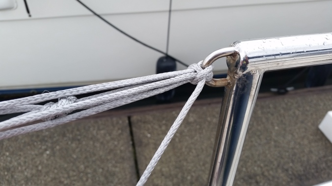 Dyneema lashing and a half hitch for tightening the synthetic lifelines